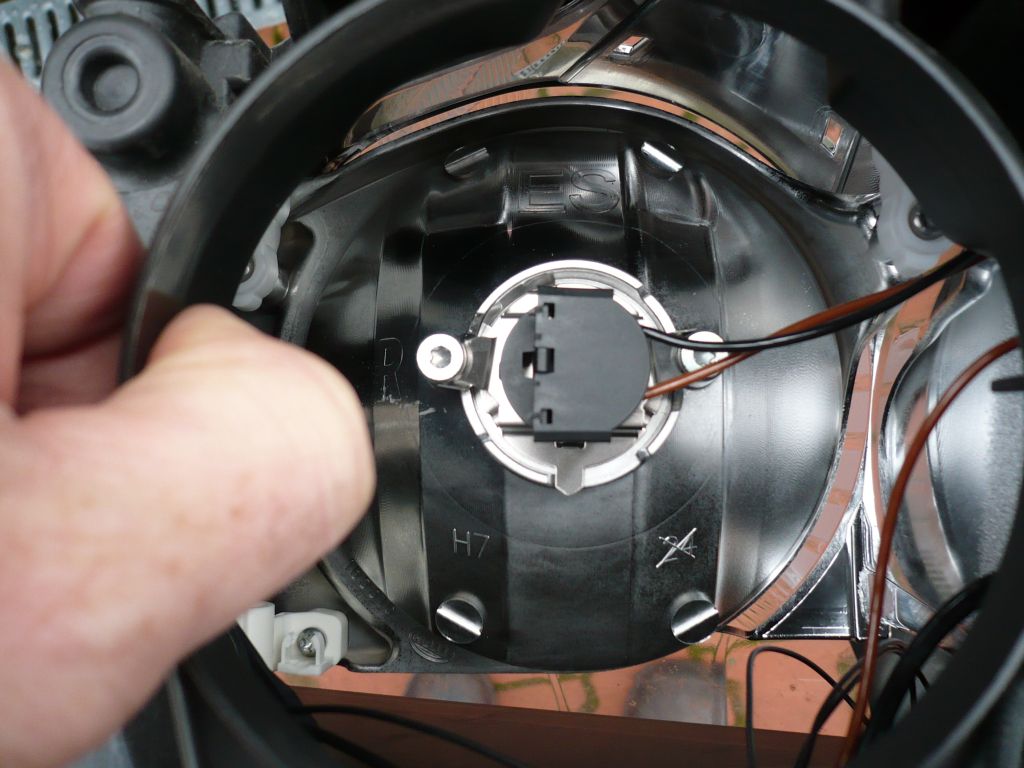 Jak vyměnit žárovku u Fordu CMax?